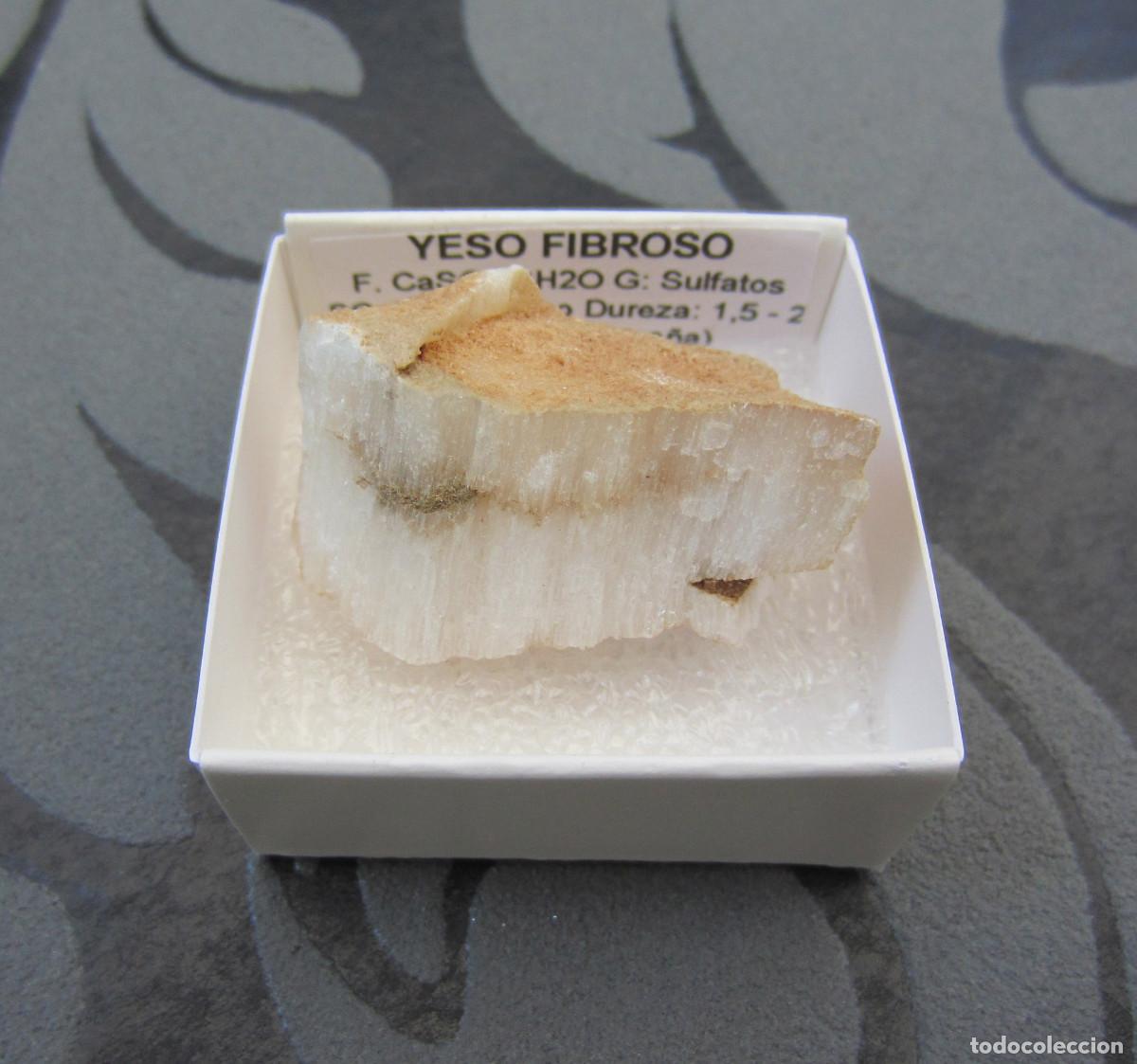 Coleccionismo de minerales: MINERAL YESO FIBROSO MINERALES EN CAJA 4X4 CM