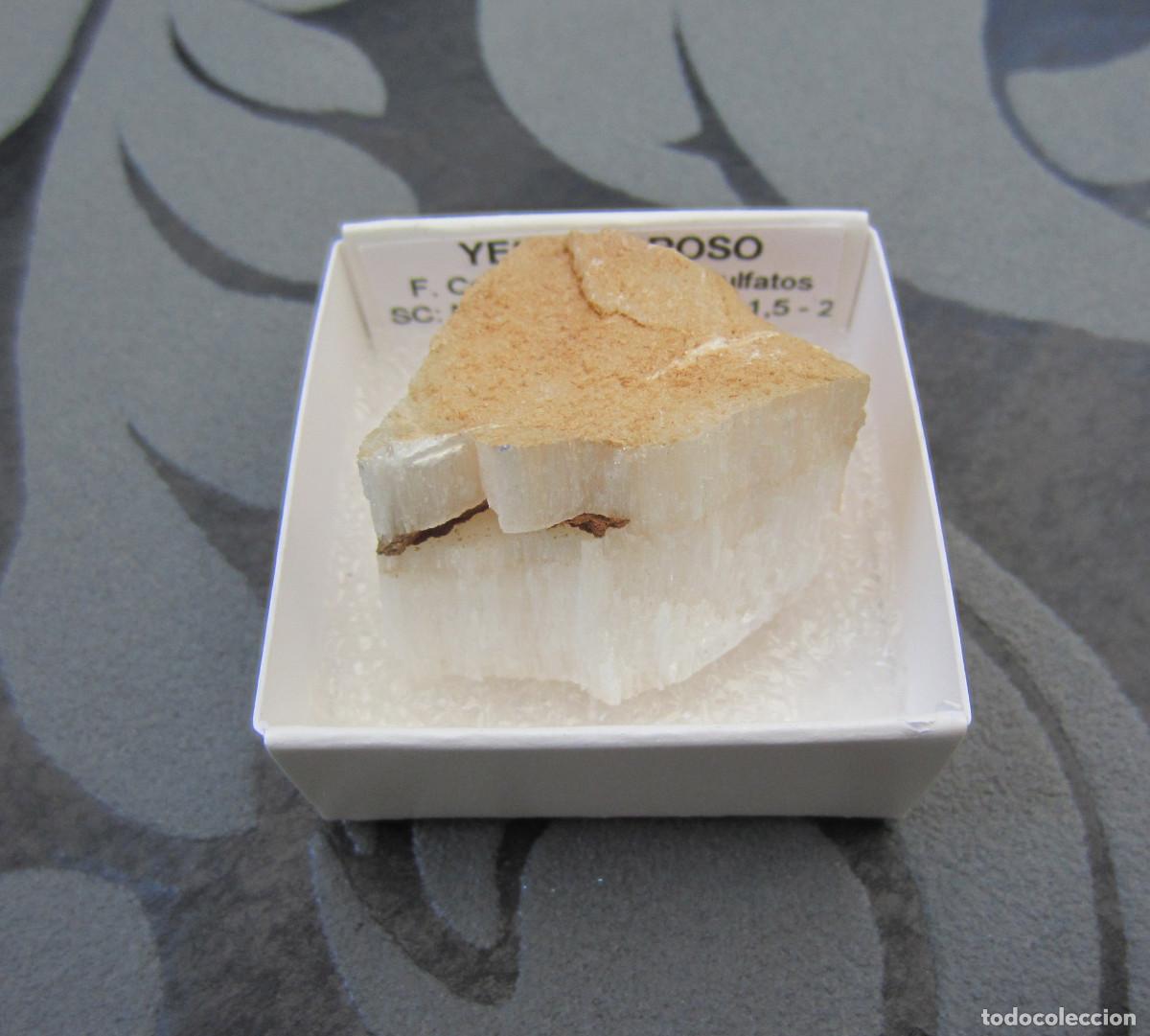 Coleccionismo de minerales: MINERAL YESO FIBROSO MINERALES EN CAJA 4X4 CM