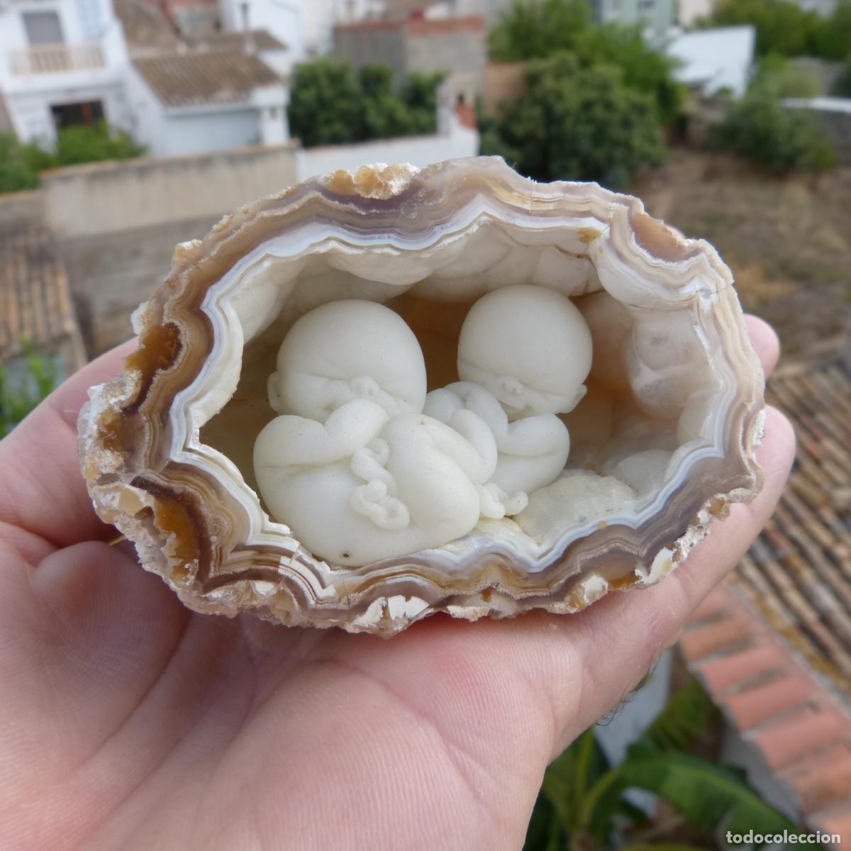 Collectionnisme de min&eacute;raux: Curiosa geoda natural con dos bebes dentro, 239gr. 8x6x5,5cm.
