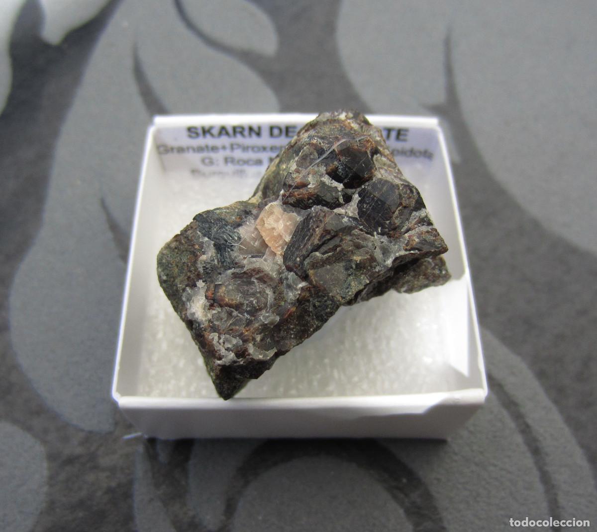 Coleccionismo de minerales: MINERAL ROCAS SKARN DE GRANATE MINERALES EN CAJA 4X4 CM
