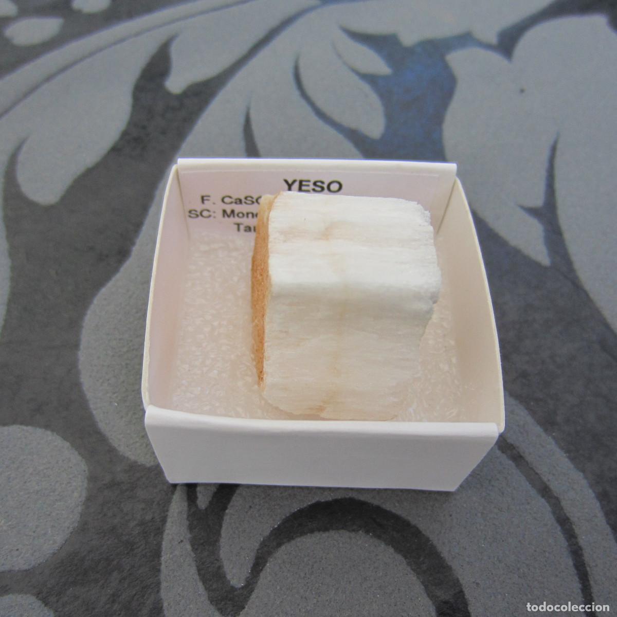Coleccionismo de minerales: MINERAL YESO FIBROSO MINERALES EN CAJA 4X4 CM