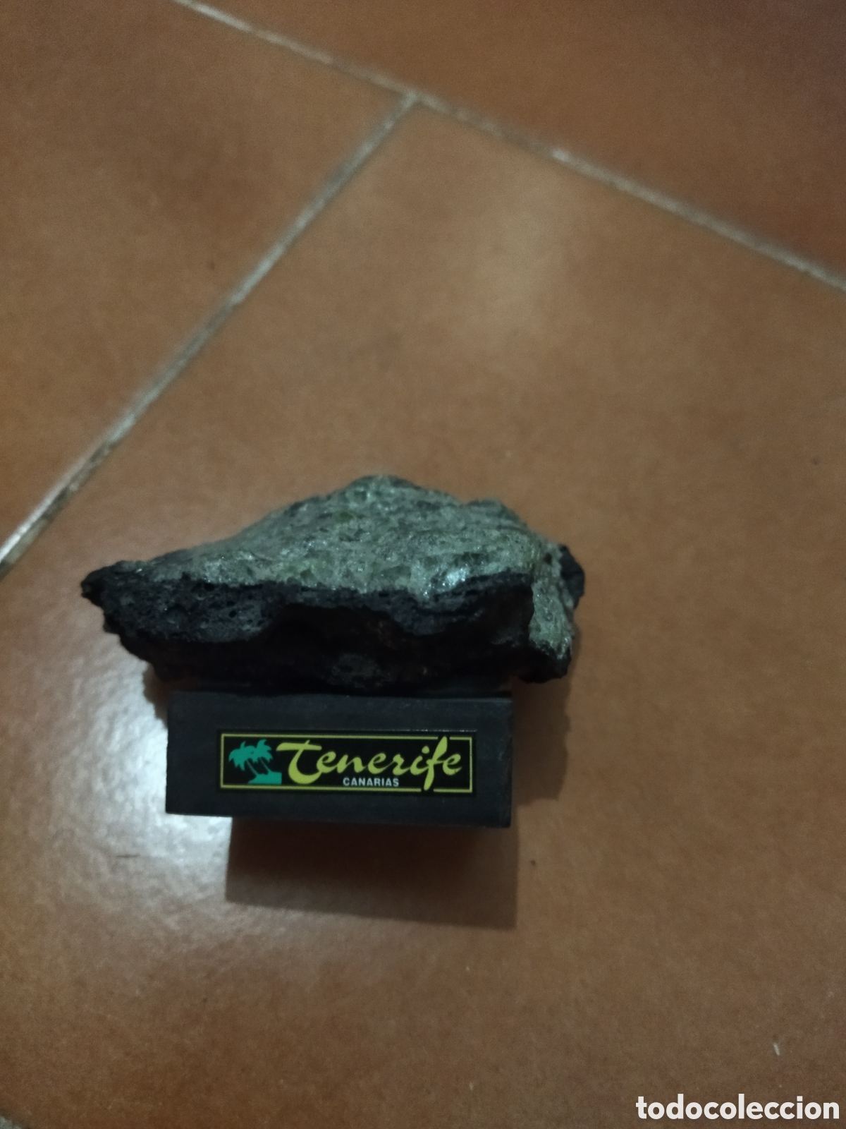 Coleccionismo de minerales: Recuerdo de Tenerife. Piedra olivina con peana de madera.