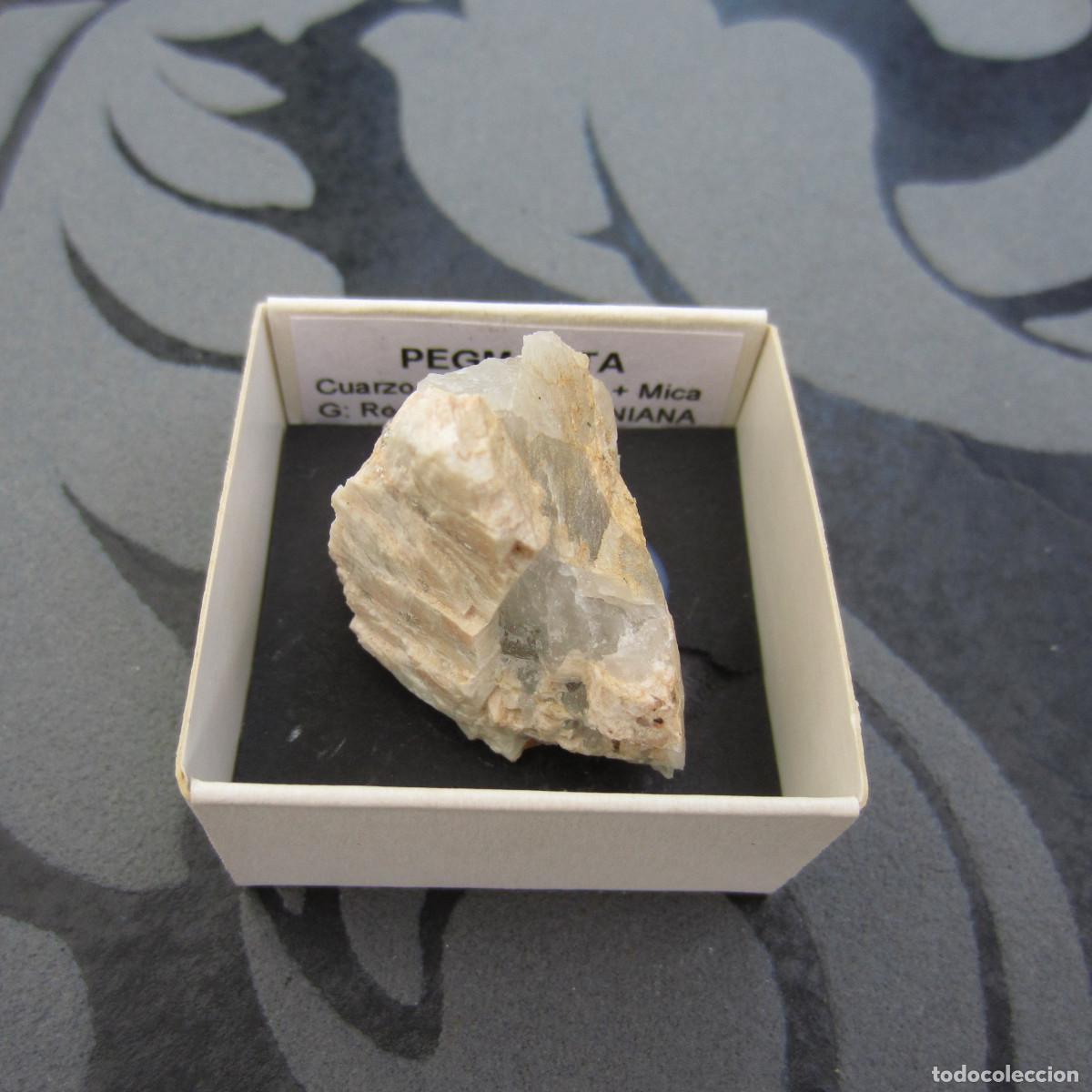 Coleccionismo de minerales: MINERAL ROCAS PEGMATITA MINERALES EN CAJA 4X4 CM