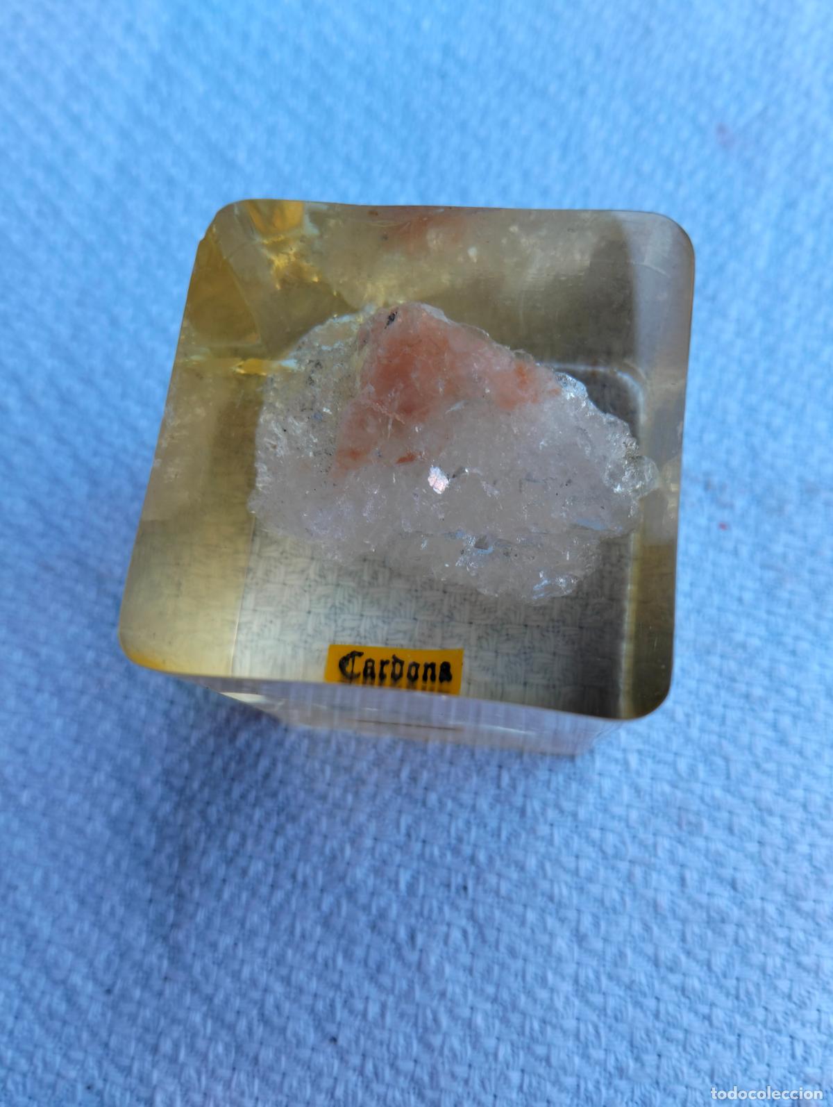Collezionismo di minerali: Pisapapeles con mineral en su interior Sal de Cardona dentro de metacrilato a&ntilde;os 80-70