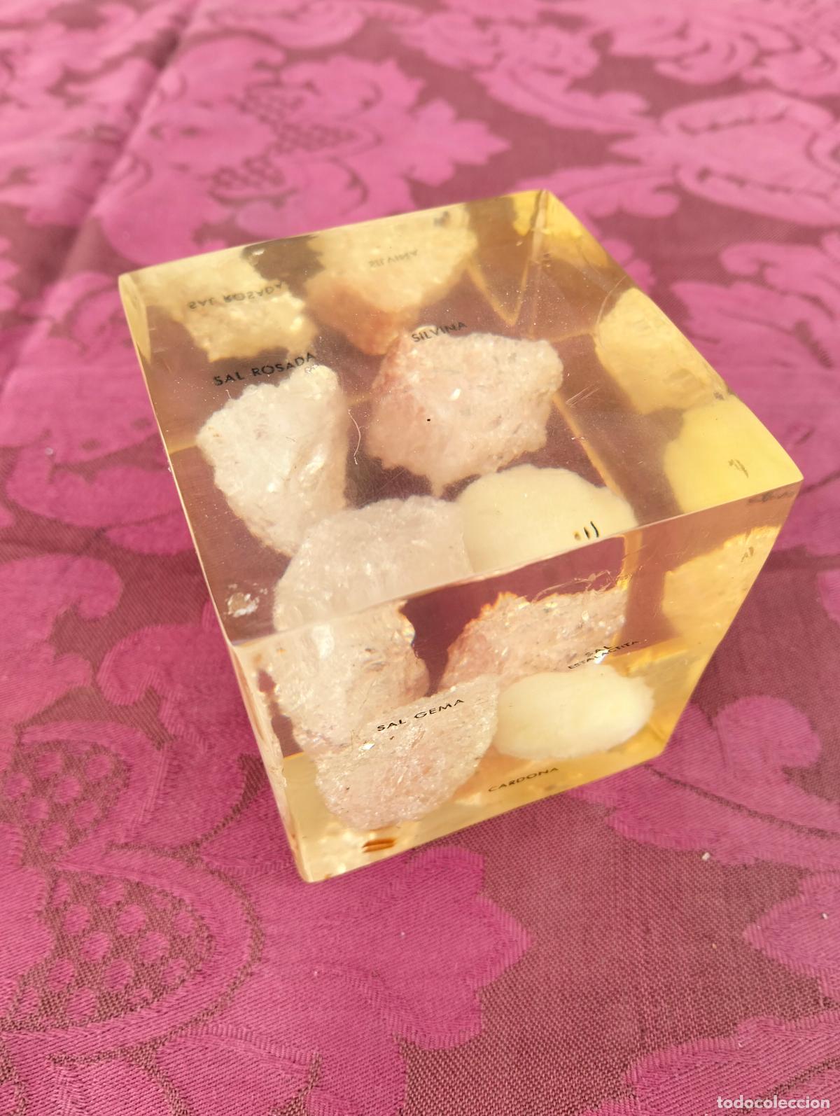 Sammlung von Mineralien: Cubo de resina con piedras minerales de cardona mina sal sobremesa gema pisa-papeles pisapapeles