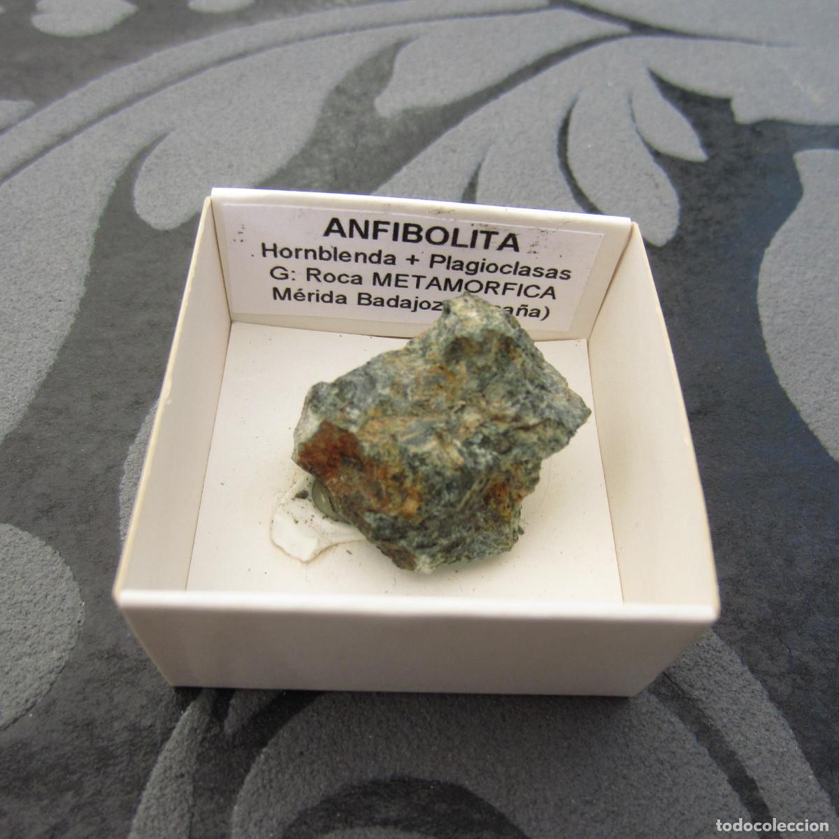 Coleccionismo de minerales: MINERAL ROCAS ANFIBOLITA MINERALES EN CAJA 4X4 CM
