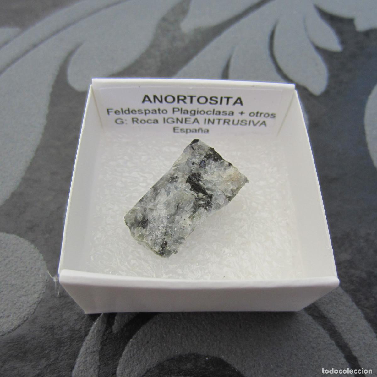 Coleccionismo de minerales: MINERAL ROCAS ANORTOSITA MINERALES EN CAJA 4X4 CM