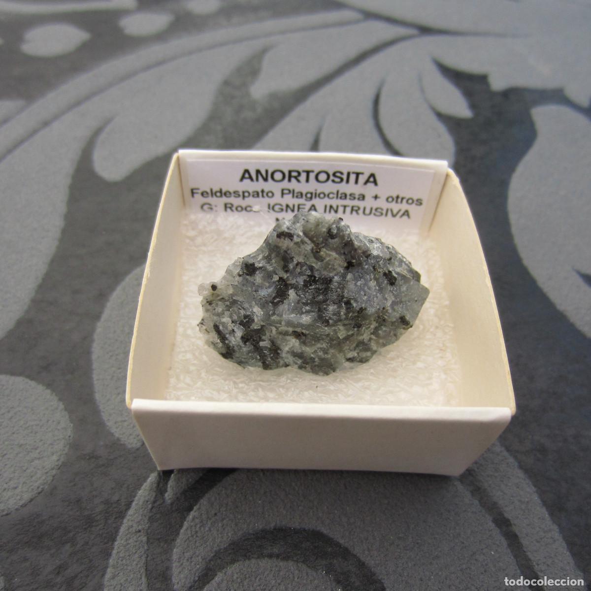 Coleccionismo de minerales: MINERAL ROCAS ANORTOSITA MINERALES EN CAJA 4X4 CM