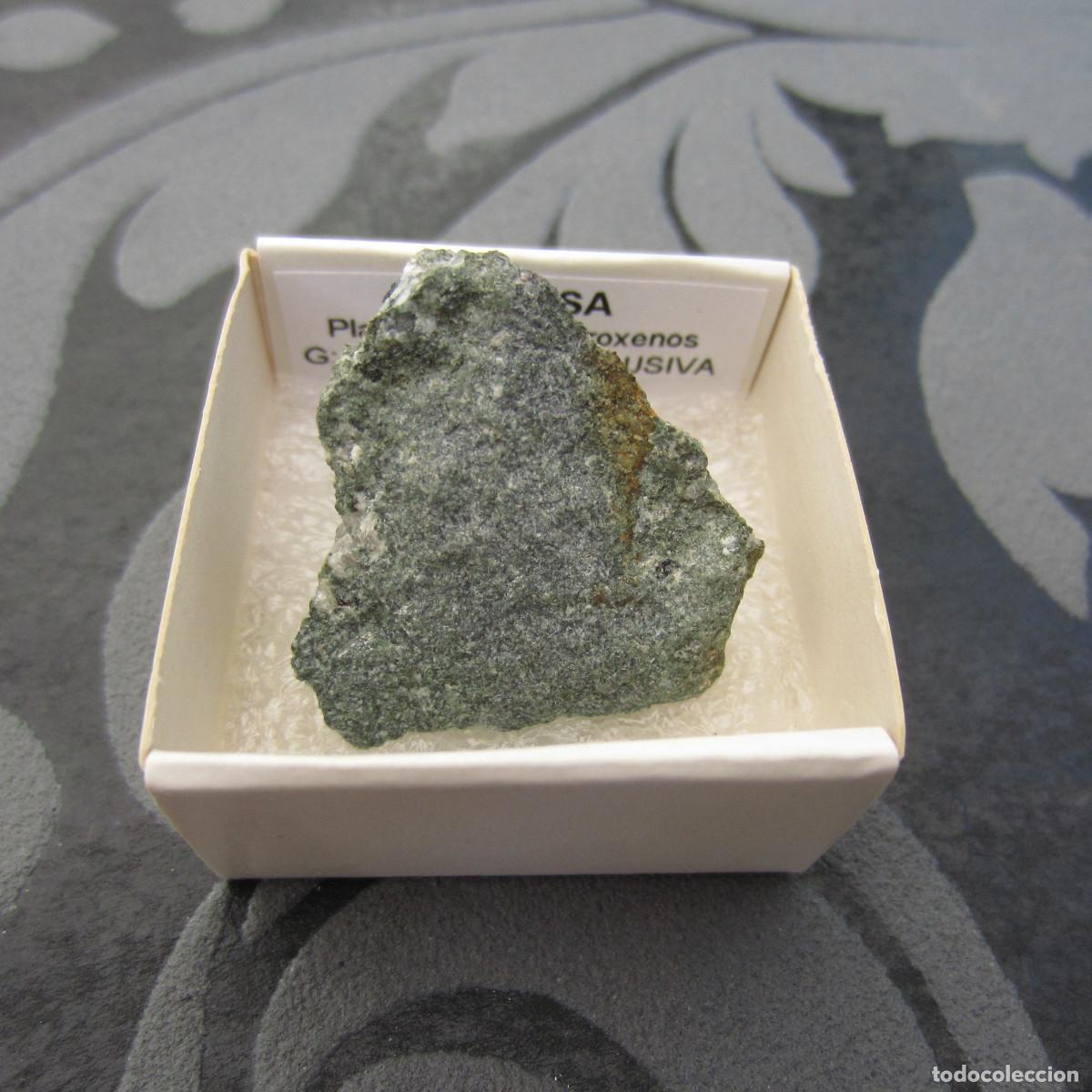 Coleccionismo de minerales: MINERAL ROCAS DIABASA MINERALES EN CAJA 4X4 CM
