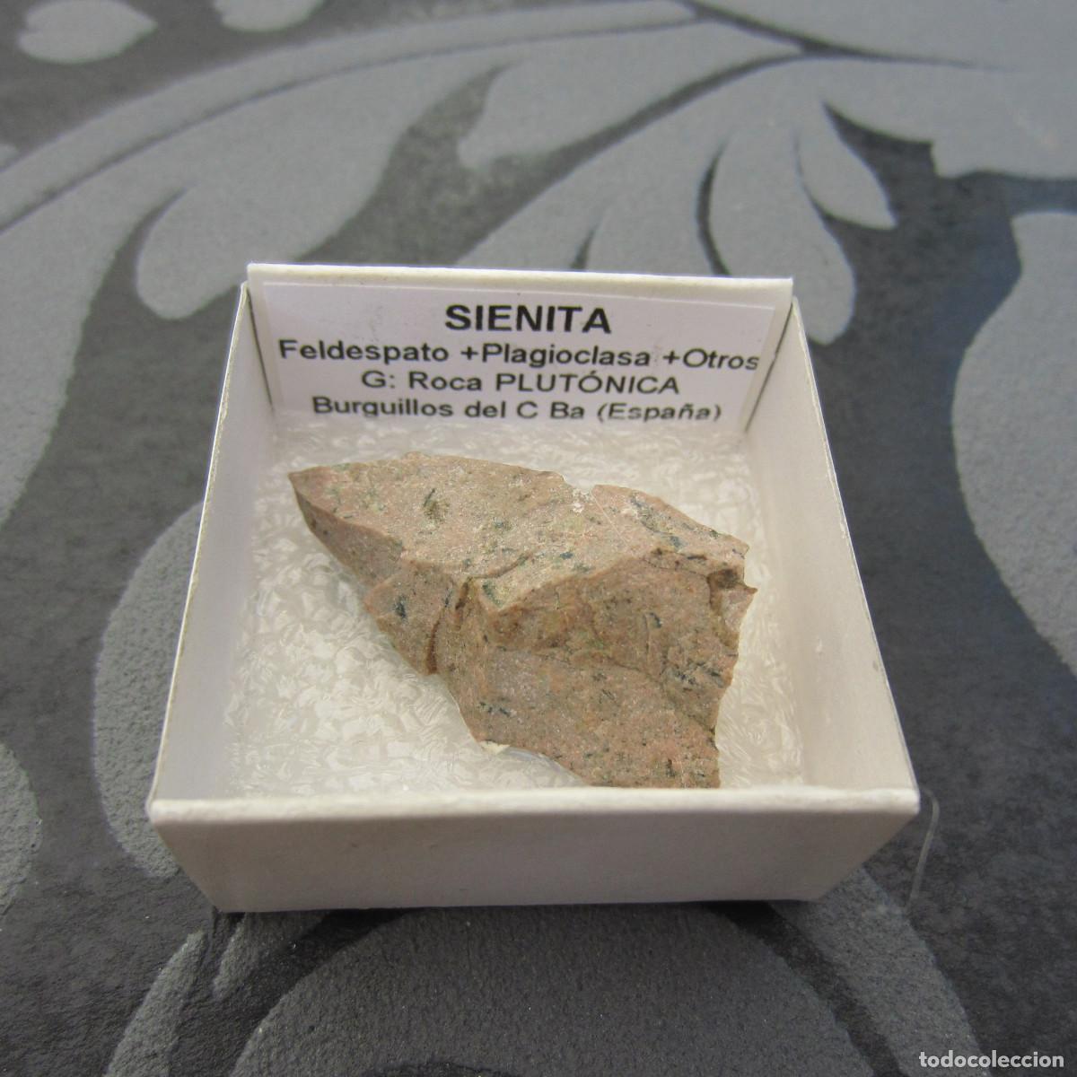 Coleccionismo de minerales: MINERAL ROCAS SIENITA MINERALES EN CAJA 4X4 CM