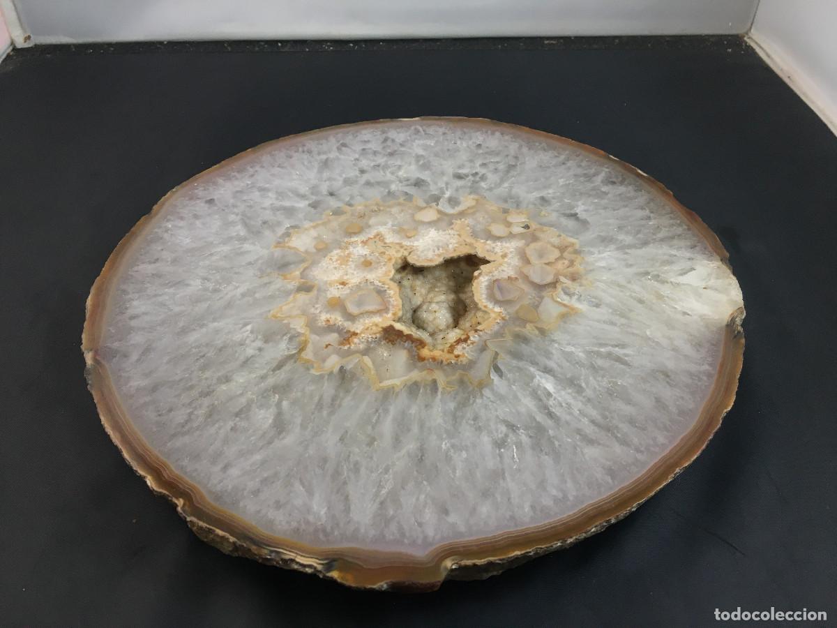 Coleccionismo de minerales: Gran &Aacute;gata Blanca, con drusa de cuarzo. 25 cm di&aacute;metro. 2,850 Kg.