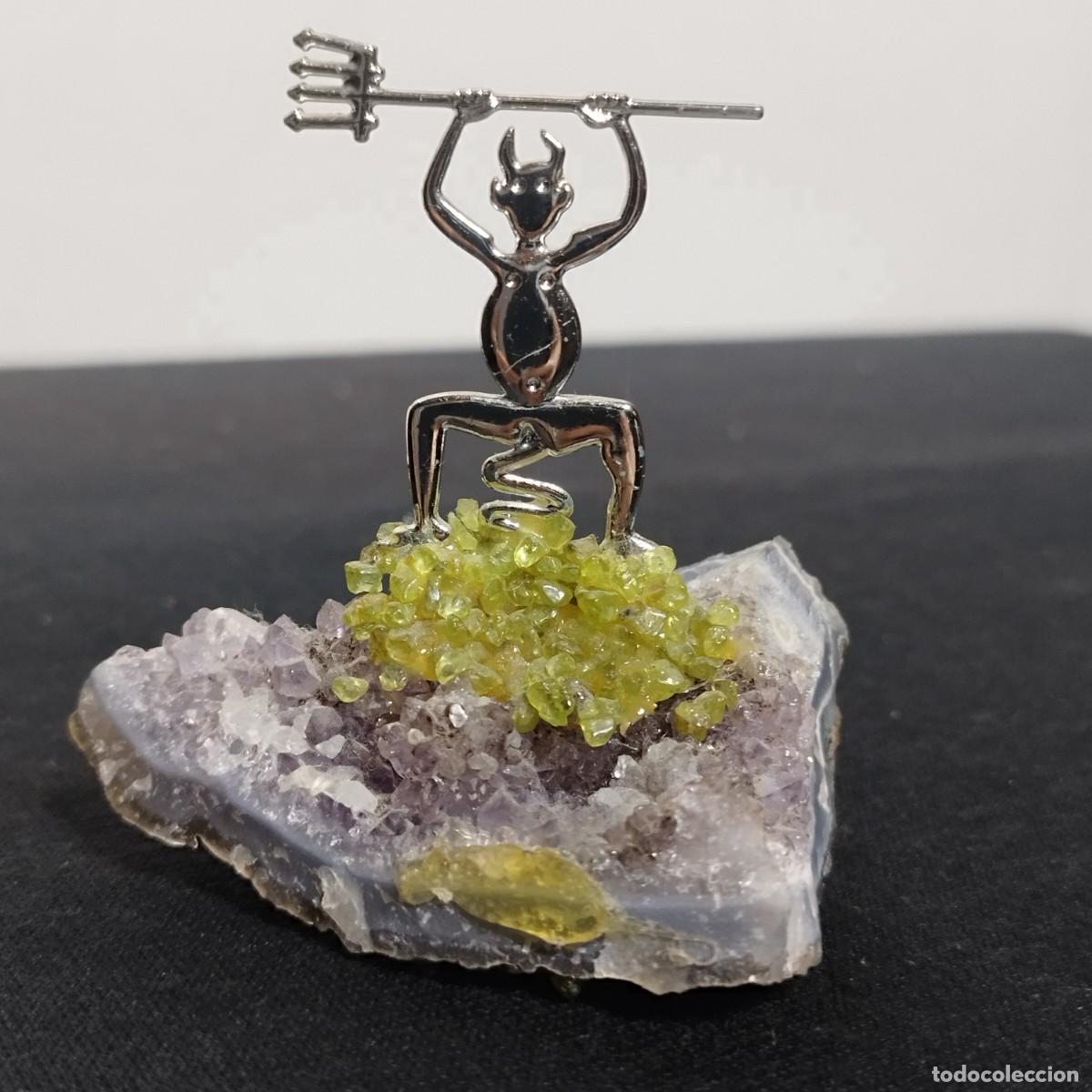 Coleccionismo de minerales: SOUVENIR DEL DIABLO DE TIMANFAYA DE LANZAROTE SOBRE UNA PIEDRA MINERAL DE AMATISTA CON OLIVINA