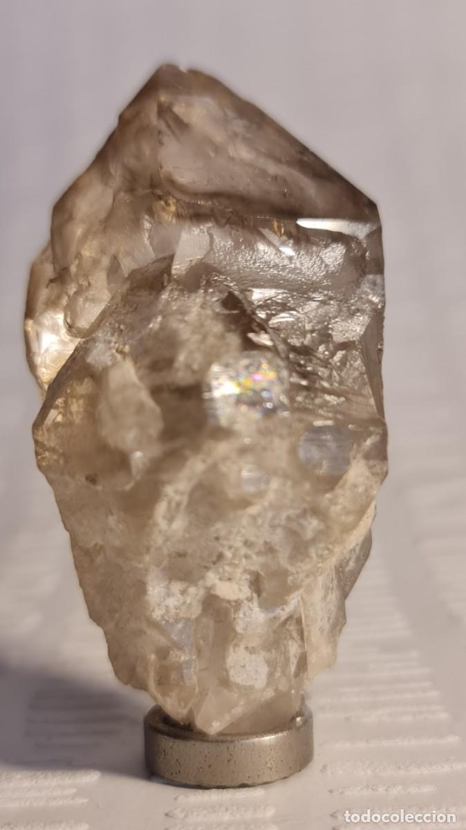 Coleccionismo de minerales: Cristal de cuarzo ahumado elestial de colecci&oacute;n: estructura esquel&eacute;tica e iridiscencias naturales