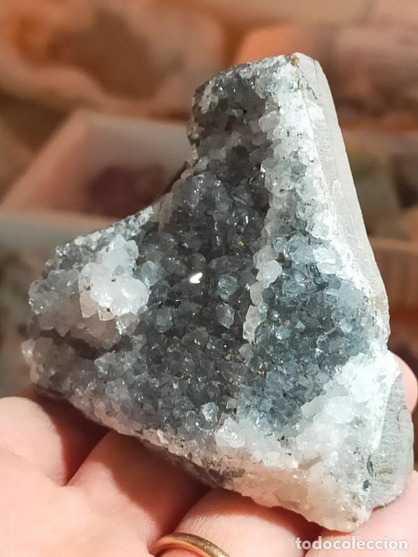 Coleccionismo de minerales: Ametista grigio scuro con inclusioni e piccola cavernetta