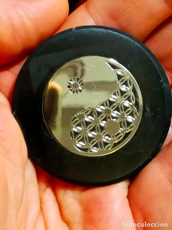 Coleccionismo de minerales: Shungite piatta e tonda con il simbolo del Tao Fiore della Vita