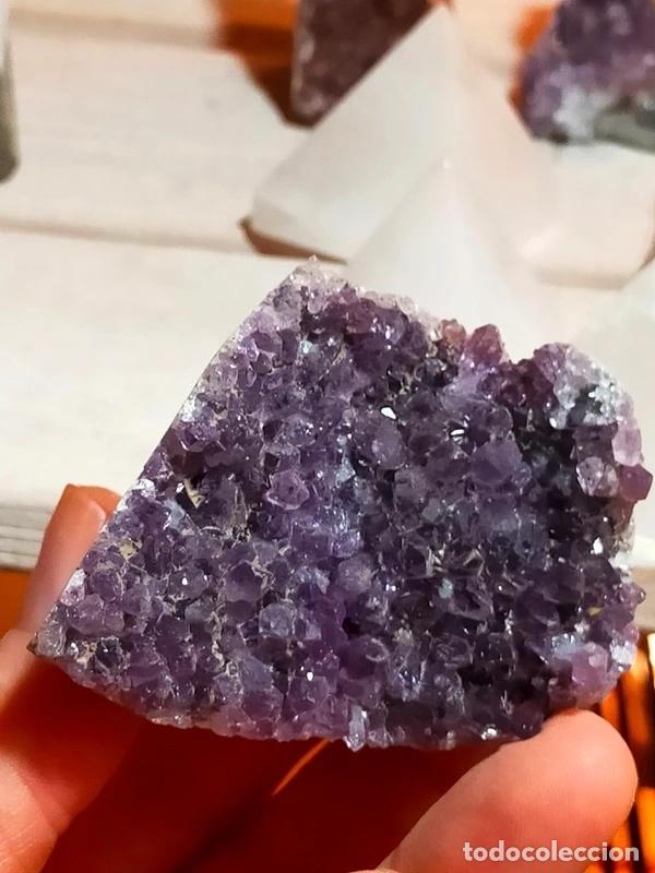 Coleccionismo de minerales: Drusa di Ametista del Brasile Naturale da 121 grammi con appoggio verticale