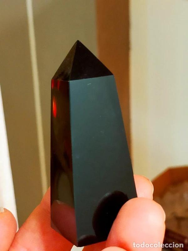 Sammlung von Mineralien: Obelisco in Ossidiana nera