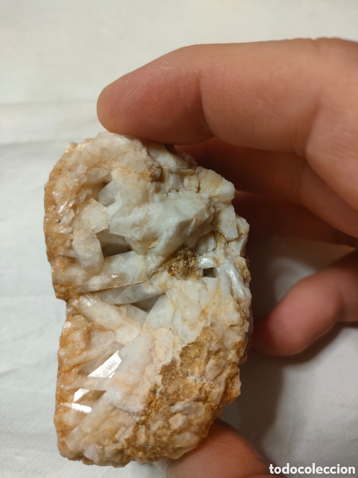 Mineral collecting: Piedra bruta Geoda o drusa de cuarzo blanco con cristales alargados, puntiagudos y blanquecinos.