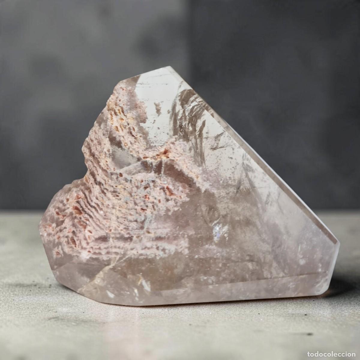 Collezionismo di minerali: Punta de cuarzo ahumado de Brasil pulida con inclusiones y arco&iacute;ris