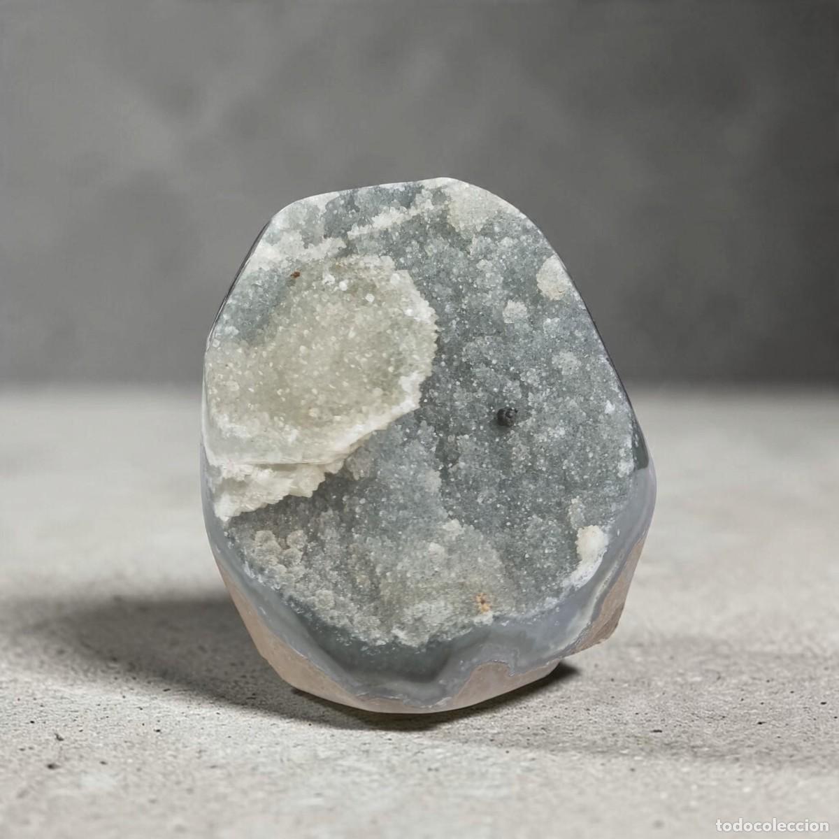 Collezionismo di minerali: Geoda de &aacute;gata con drusa de cuarzo gris y calcita.