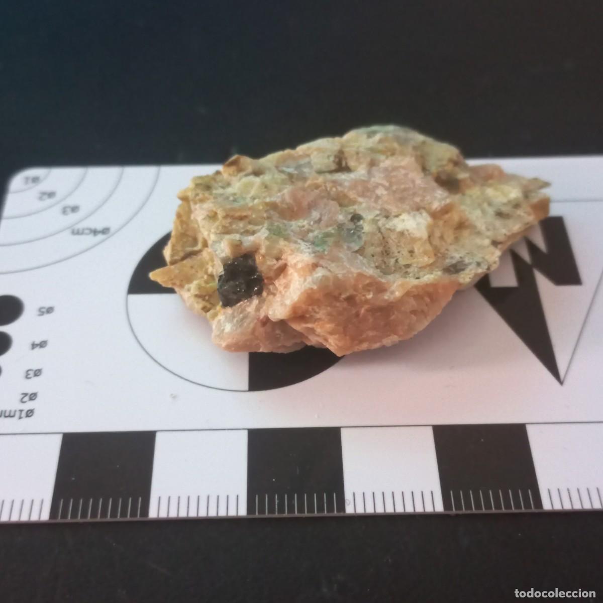 Coleccionismo de minerales: Pegmatita con Biotita. Evje (Noruega) en caja 4x4