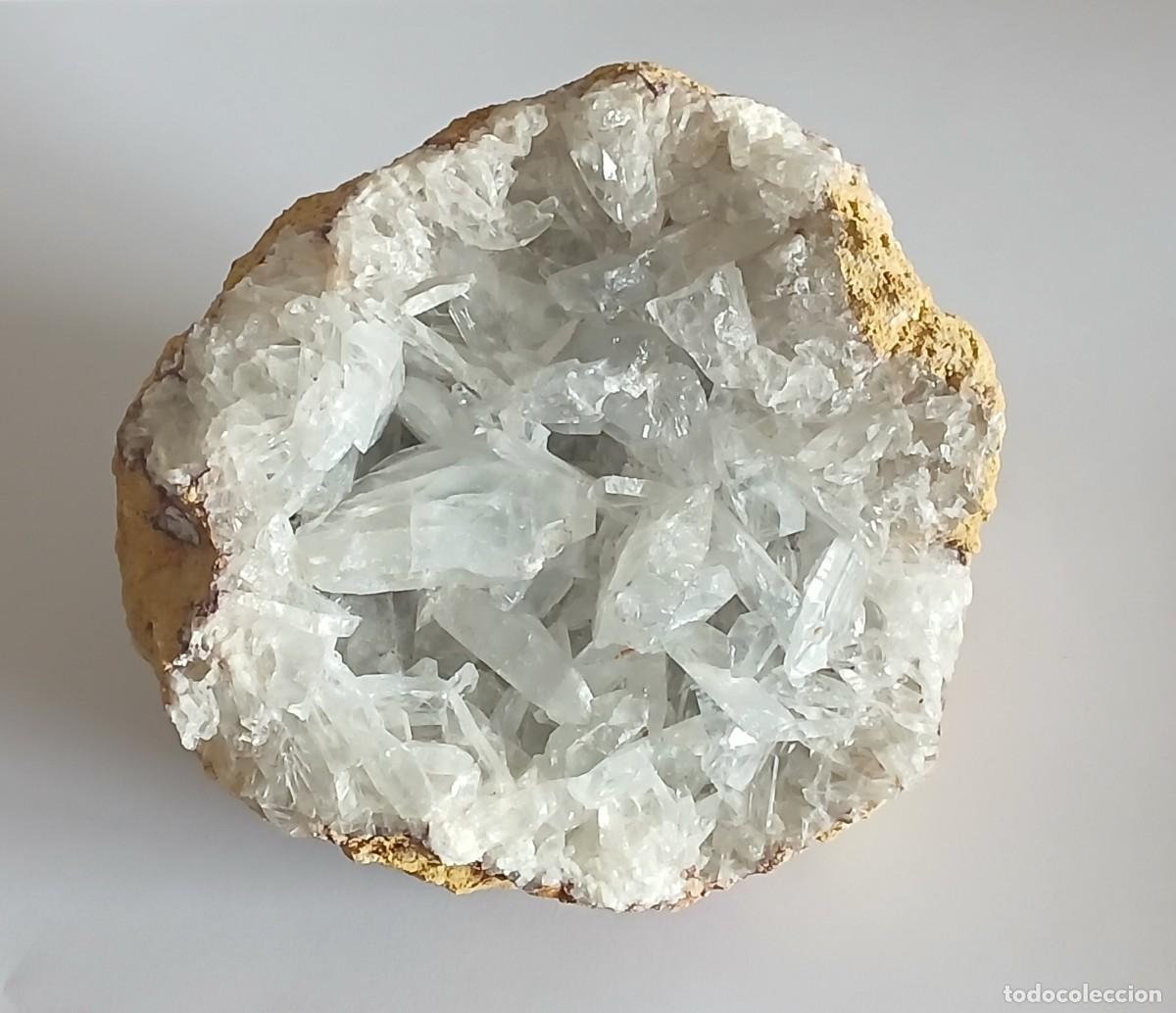 Coleccionismo de minerales: Bonita geoda de cuarzo blanco