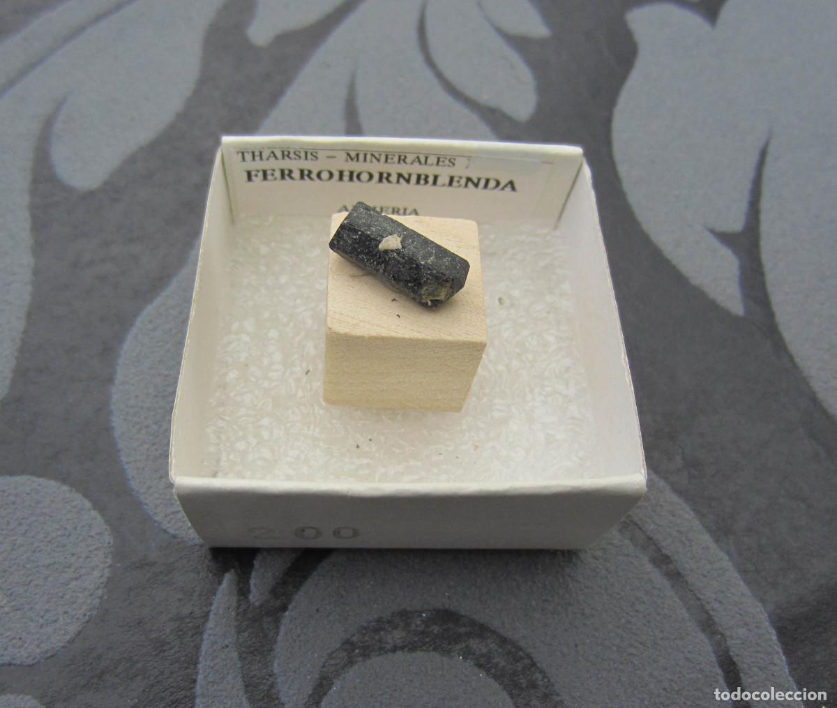Coleccionismo de minerales: MINERAL FERROHORNBLENDA MINERALES EN CAJA 4X4 CM