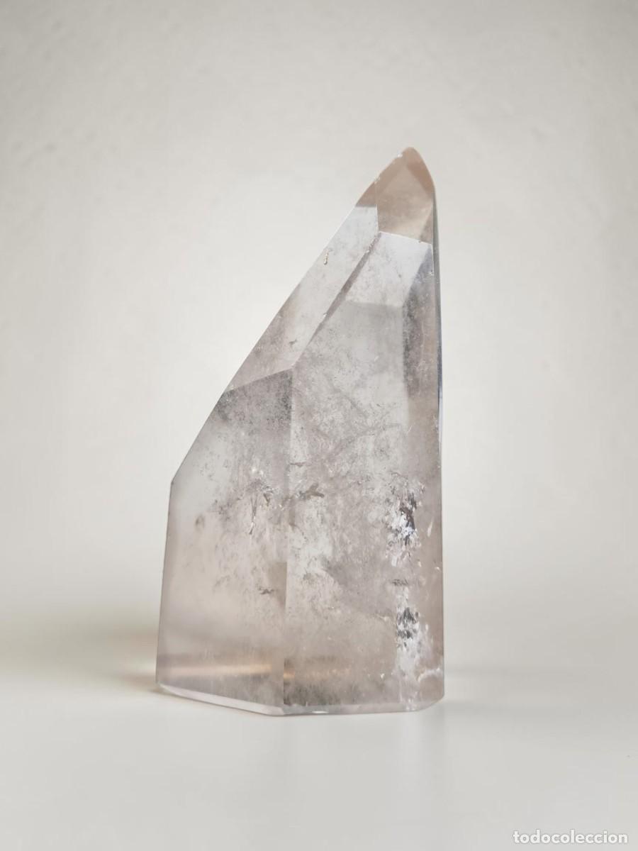 Coleccionismo de minerales: Punta de cuarzo de Brasil pulida, con inclusiones y efecto arco&iacute;ris