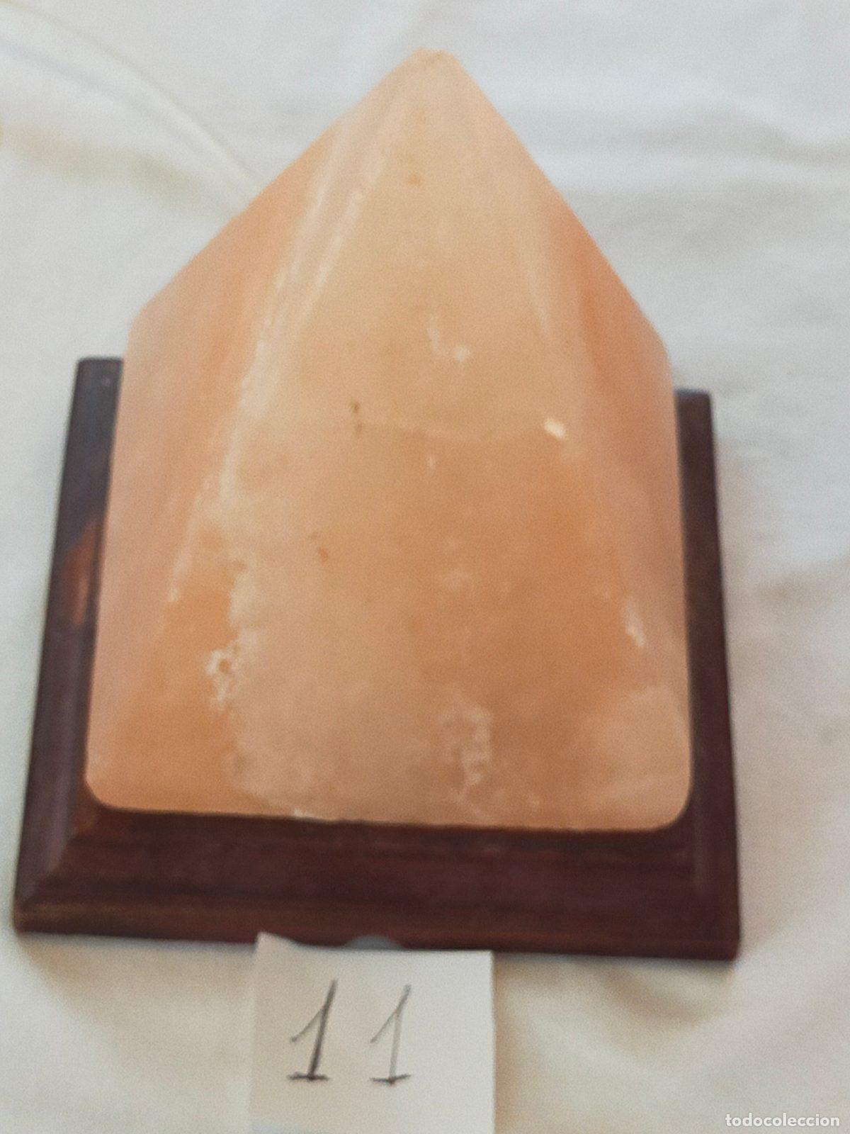 Coleccionismo de minerales: Lampada di Sale Rosa dell'Himalaya a Forma di Piramide - Cristallo Naturale e Luce Olistica