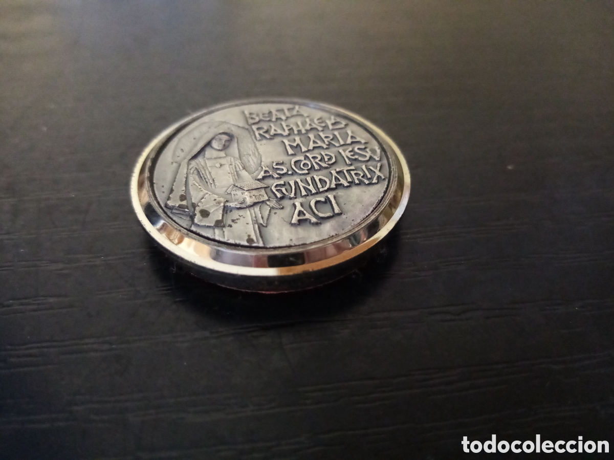 Coleccionismo de moluscos: Medalla religiosa con base de teeciopelo - Foto 3