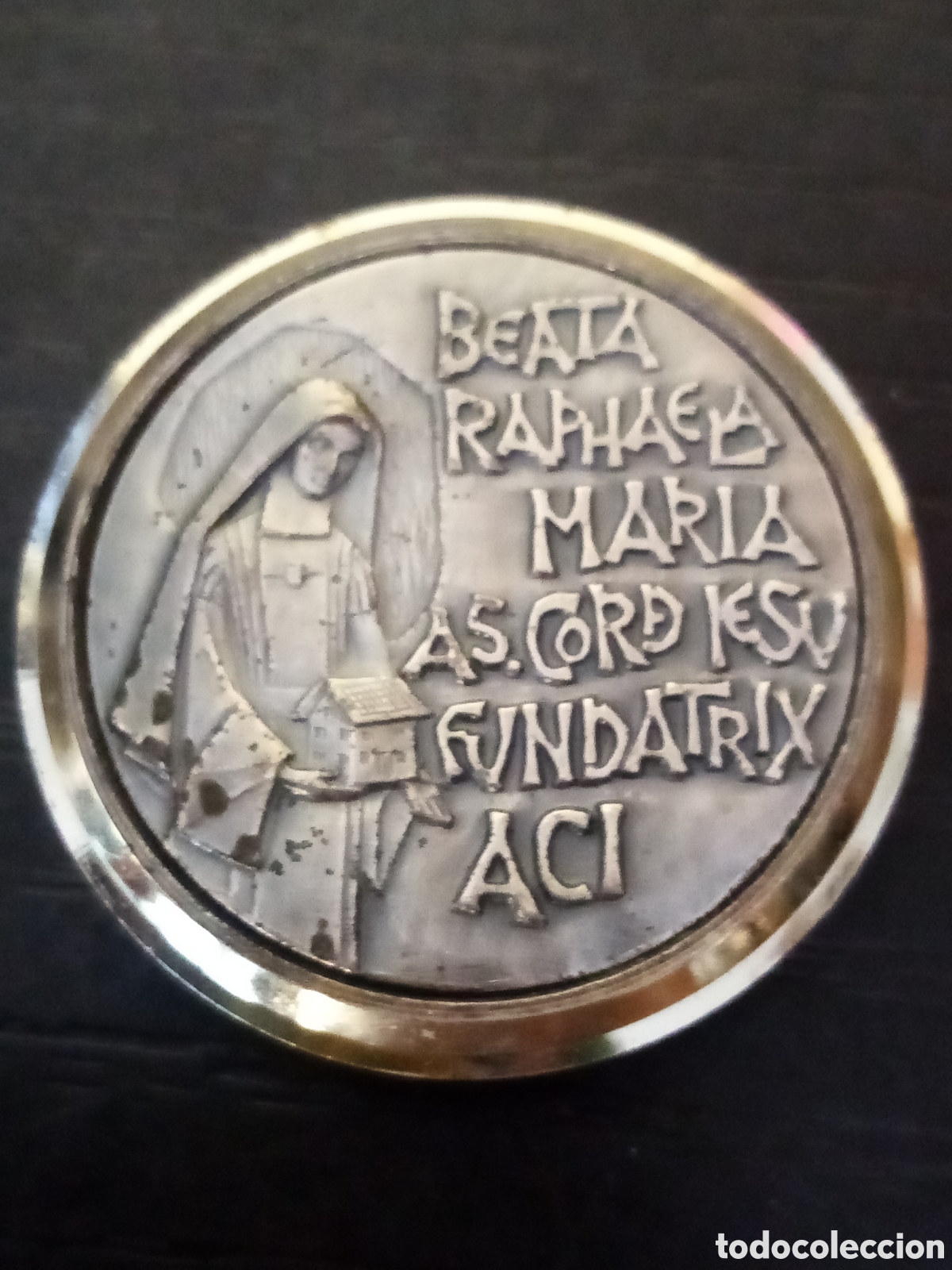 Coleccionismo de moluscos: Medalla religiosa con base de teeciopelo - Foto 1
