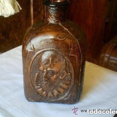 Coleccionismo Otros Botellas y Bebidas: BOTELLA DE CRISTAL FORRADA EN PIEL TROQUELADA. ANTIGUA ( QUIJOTE ). Lote 155018658