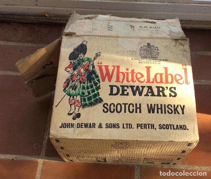 Coleccionismo Otros Botellas y Bebidas: Antigua caja EN CARTÓN whisky White Label Dewars, - Foto 2 - 290802833