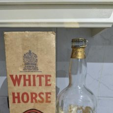 Coleccionismo Otros Botellas y Bebidas: WHISKY WHITE HORSE VACIA CON CAJA 4,5 LITROS. Lote 363315115