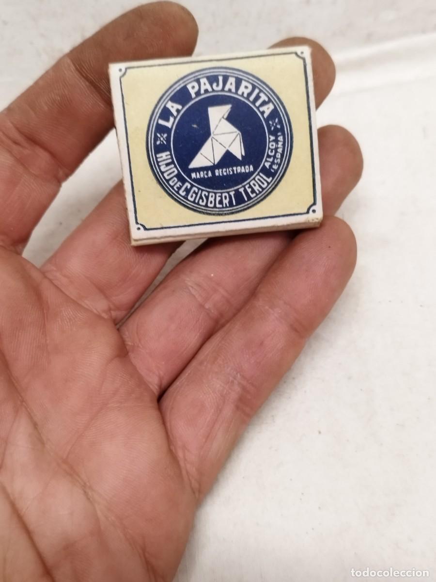 Papel de fumar: Paquete, librito de papel marca Pajarita Alcoy.