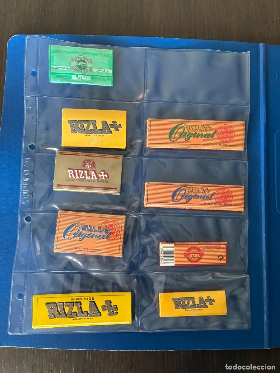 Papel de fumar: 110 libritos de fumar del siglo pasado de la marca RIZLA. Maquina de liar cigarrillos. Cenicero