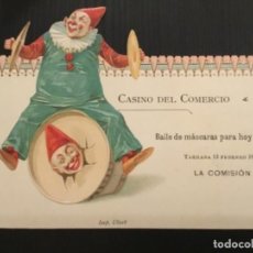 Coleccionismo Papel Varios: TARJETA INVITACIÓN CARTÓN TROQUELADO CASINO DEL COMERCIO BAILE DE MÁSCARAS TARRASA 1899. Lote 297583863