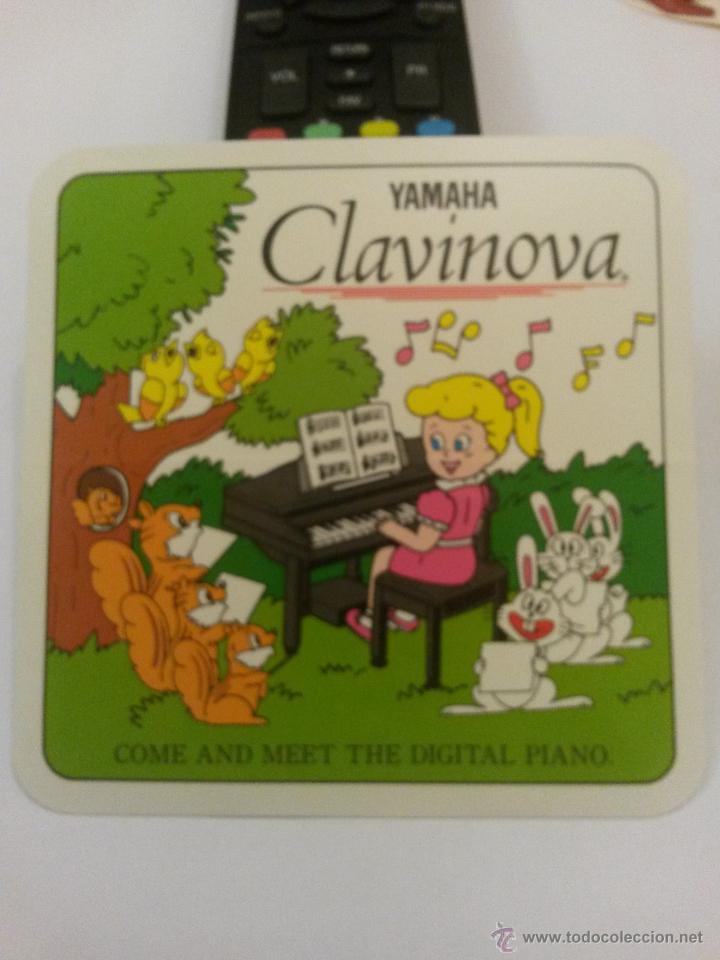 Pegatinas de colecci&oacute;n: Pegatina con a&ntilde;os pianos yamaha de 11 x 11 cms.