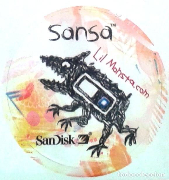 Pegatinas de colecci&oacute;n: PEGATINA ADHESIVO SANSA. REPRODUCTOR MP3 SANDISK. DIAMETRO 4 CM.