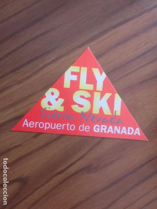 Pegatinas de colecci&oacute;n: PEGATINA. TRIANGULAR. TUR&Iacute;STICA SOBRE EL AEROPUERTO Y SKI. BUEN ESTADO. SIN USAR. RARA