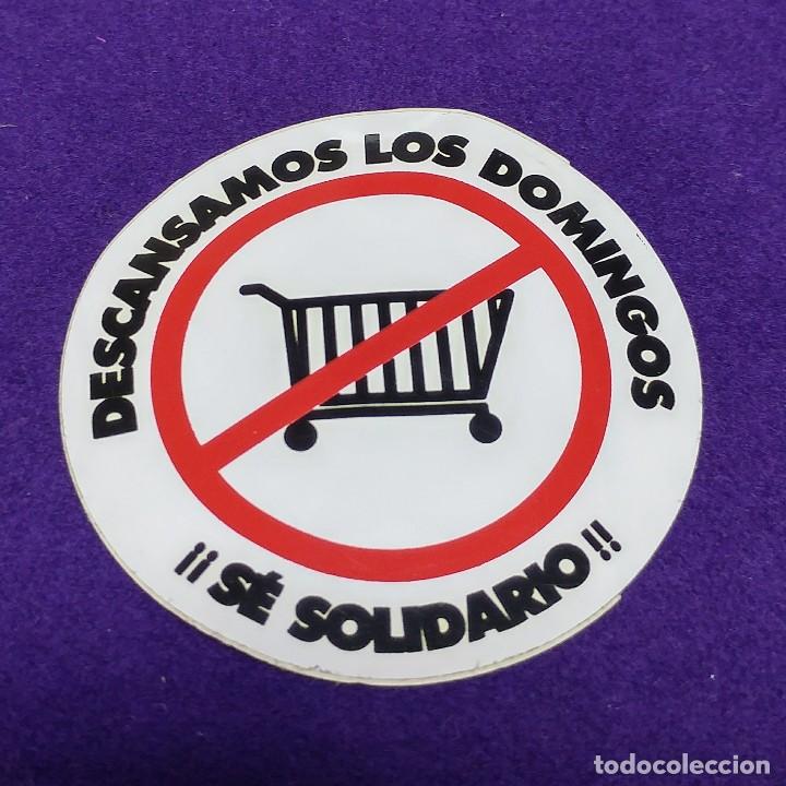 Sammlung von Aufklebern: ANTIGUA PEGATINA. DESCANSAMOS LOS DOMINGOS. SE SOLIDARIO. COMERCIO. TRABAJADORES.