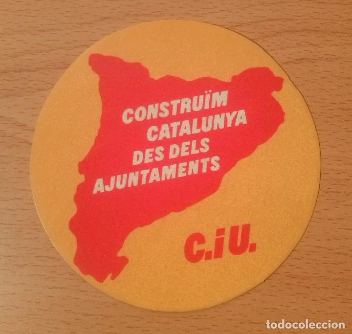 Autocolantes de cole&ccedil;&atilde;o: Pegatina pol&iacute;tica. CiU. Constru&iuml;m Catalunya des dels Ajuntaments. A&ntilde;os 80. Sin pegar.