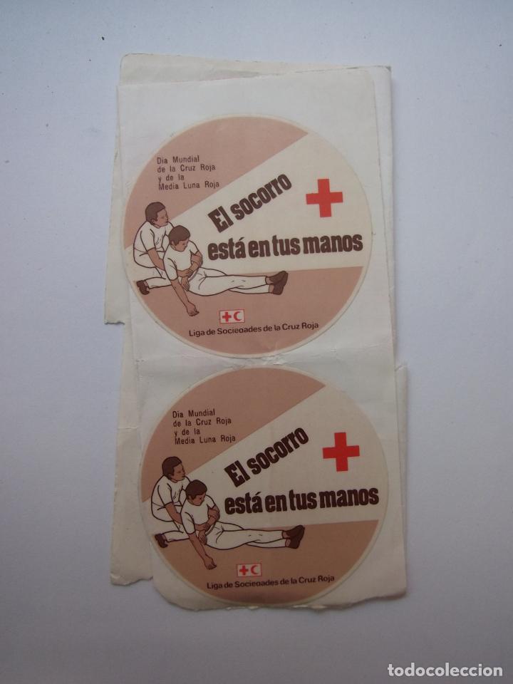 Pegatinas de colecci&oacute;n: LOTE DE DOS 2 PEGATINAS. CRUZ ROJA MEDIA LUNA ROJA. EL SOCORRO ESTA EN TUS MANOS. TDKP12