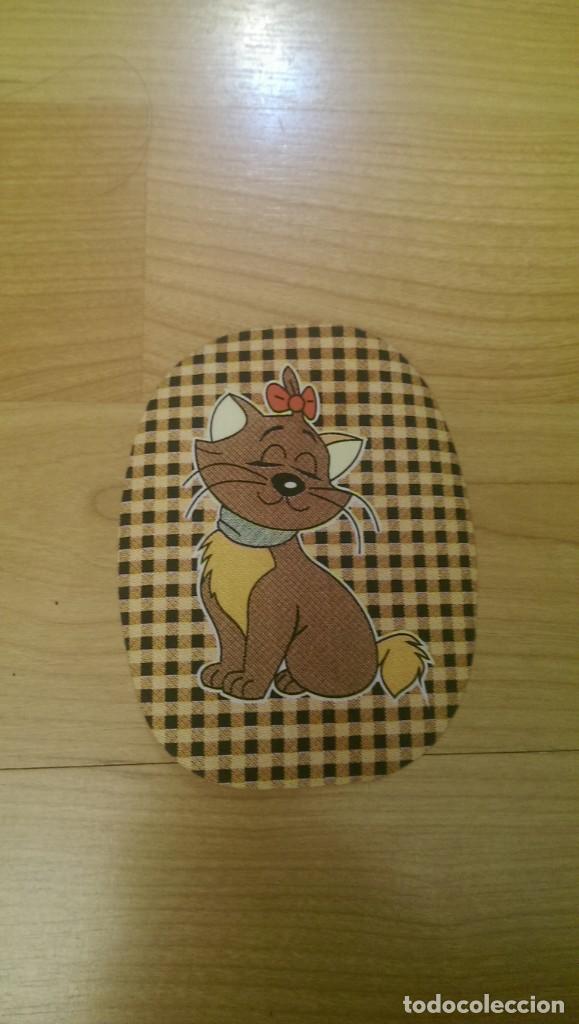 Sammlung von Aufklebern: PEGATINA DE TELA &laquo;GATITA CON LAZOS SOBRE FONDO CUADRITOS&raquo;