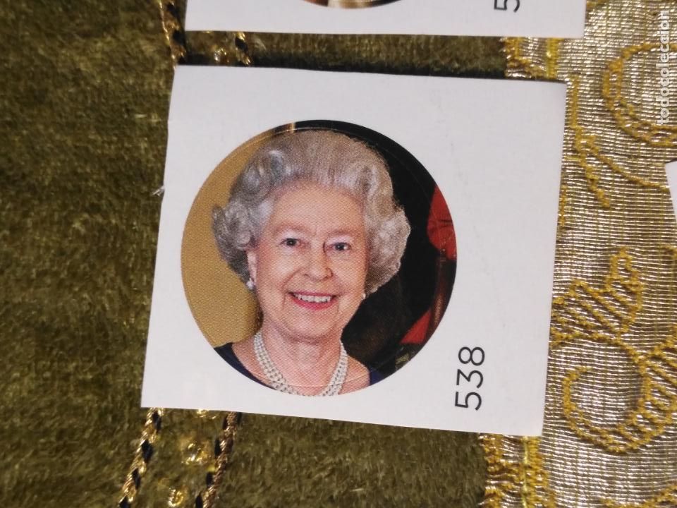 Pegatinas de colecci&oacute;n: PEGATINA CROMO ADHESIVO redondo troquelado 2,6 cm - reina isabel ii