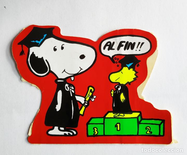 Pegatinas de colecci&oacute;n: ANTIGUA PEGATINA SNOOPY Y EMILIO GRADUADO UNIVERSIDAD ,ROJA , A&Ntilde;OS 80 SIN PEGAR 8 CMS
