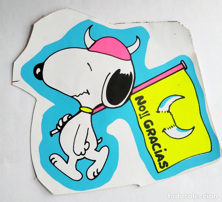 Pegatinas de colecci&oacute;n: ANTIGUA PEGATINA SNOOPY VIKINGO CASCO ROSA CON CUERNOS Y BANDERA , A&Ntilde;OS 80 SIN PEGAR 12 CMS