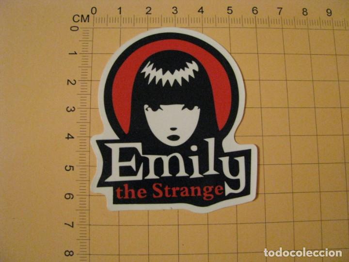 Pegatinas de colecci&oacute;n: PEGATINA COCHE MOTO SKATEBOARD MALETA PORT&Aacute;TIL BICICLETA. EMILY THE STRANGE.