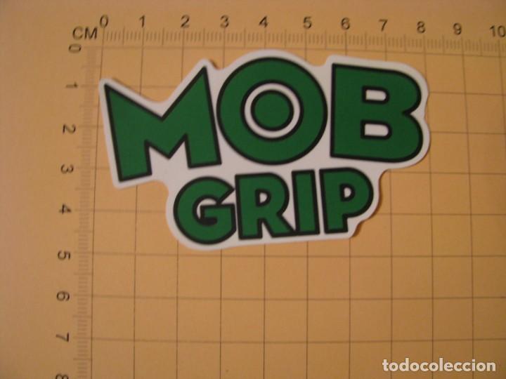 Pegatinas de colecci&oacute;n: PEGATINA COCHE MOTO SKATEBOARD MALETA PORT&Aacute;TIL BICICLETA. MOB GRIP.