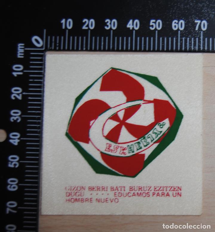 Pegatinas de colecci&oacute;n: PEGATINA TELA GIZON BERRI BATI BURUZ DEITZEN DUGU EDUCAMOS PARA UN HOMBRE NUEVO